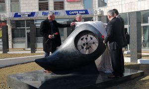 Prvi u BiH: U Brčkom otkriven memorijalni spomenik civilnim žrtvama rata