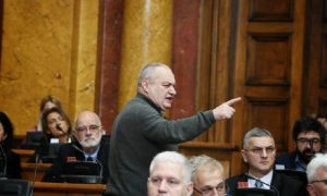 Neviđeno u srpskom parlamentu: Poslanik se sakrio ispod klupe da bi dobio riječ VIDEO