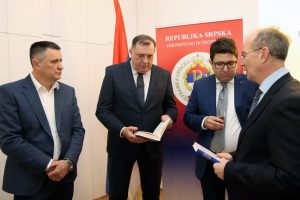 Dokazani prijatelj Republike Srpske: Dodik uručio Orden profesoru Peteru Frigu