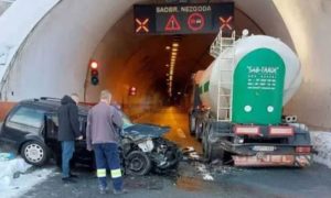 Saobraćaj obustavljen: Sudar automobila i kamiona u tunelu VIDEO