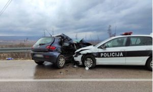 Teška saobraćajka: Poginula jedna osoba, tri policajca povrijeđena VIDEO