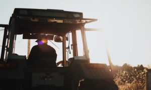 Pijan sjeo za volan: Traktorom se “zakucao” u mercedes, drvo i ljetnikovac