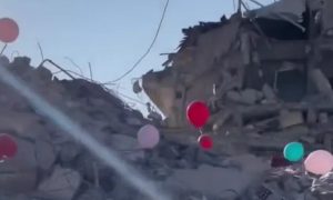 Njihovo značenje lomi srce: Na ruševine u Turskoj stavljeni baloni VIDEO