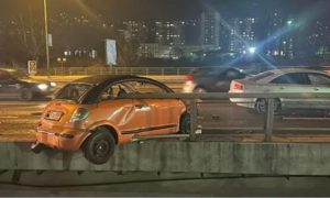 Spasila ga ograda: Vozač sa automobilom skoro pao sa mosta VIDEO