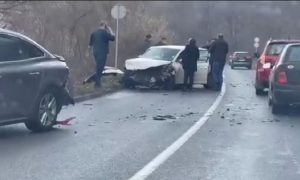 Teška saobraćajna nesreća: Učestvovala četiri vozila, ima povrijeđenih VIDEO