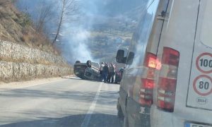 Udes na ulazu u Mrkonjić Grad: Automobil završio na krovu