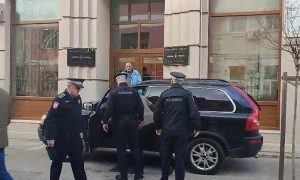 Nastavio serijal blokada objekata: Vukanoviću policija oduzela vozilo