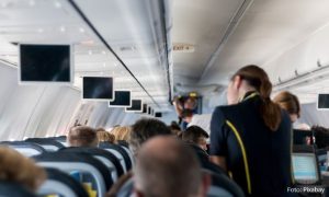Korisne cake! Stjuardesa otkrila zašto treba spuštati zavjese u avionu VIDEO