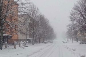 Snijeg i dalje pada: Blokirana sela, onlajn nastava u Bosanskom Grahovu