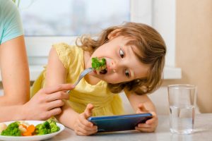 Zašto je opasno dozvoliti djeci da jedu ispred ekrana?