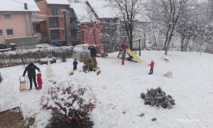 Dječja graja odzvanjala Banjalukom: Najmlađi “nizali” nezaboravne uspomene na snijegu FOTO