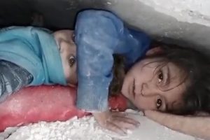 Tužna sudbina: Djevojčici koja je spasila brata u ruševinama prijeti amputacija