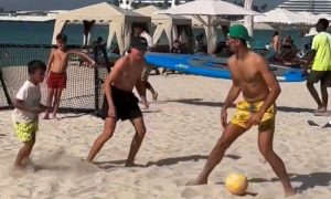 Đoković se dobro zabavlja u Dubaiju: Srpski as igrao fudbal sa djecom na plaži VIDEO
