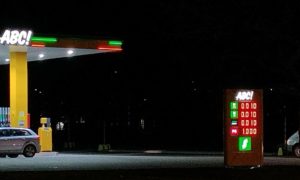 Kiks radnika stvorio kolone na pumpi: Ljudi točili gorivo za 10 centi po litru