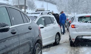 Zbog snijega i vjetra otežan saobraćaj: Vozila zaglavljena na putu prema Jahorini VIDEO