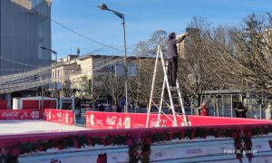 Kraj “Banjalučke zime”: Radnici uklanjaju klizalište sa Trga Krajine VIDEO