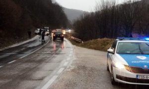 Auto završilo na krovu: Teška nesreća u Krupi na Vrbasu