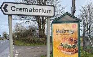 Podigla prašinu: Mekdonalds reklama za „mekhrskavi burger“ pored krematorijuma