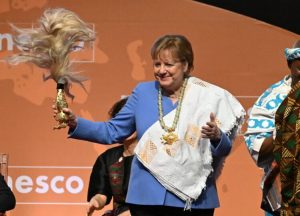 Angela Merkel primila nagradu UNESKO za mir