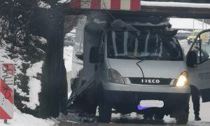Obustavljen saobraćaj: Vozilom zapeo ispod nadvožnjaka kod Incela
