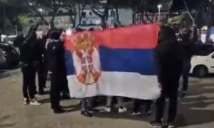 Provocirali rivale zbog Zvezde: Navijači Napolija slavili sa zastavom Srbije VIDEO