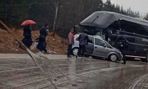 Šest osoba povrijeđeno u sudaru: Automobil podletio pod autobus sa igračima Veleža