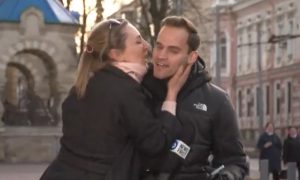 Iznenađenje za novinara: Nepoznata žena ga poljubila dok se javljao uživo VIDEO