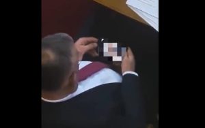 Dok je za govornicom žučna rasprava: Poslanik SPS-a tokom sjednice gledao filmove za odrasle VIDEO