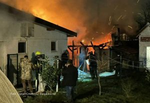 Požar u banjalučkom naselju Česma: Plamen zahvatio pomoćni objekat VIDEO