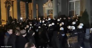 Prijetnje na skupu u Beogradu: Desničari srušili ogradu pored Predsjedništva