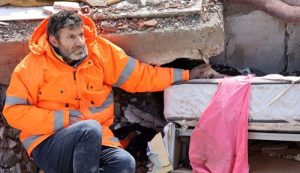 Potresna slika iz Turske: Otac drži ruku mrtve kćerke zatrpane ruševinama