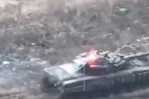 Ruski tenk “preživio” udar rakete: Ili je Ukrajinac bio preblizu, ili su Rusi jednostavno imali mnogo sreće VIDEO