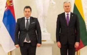 Internet bruji o sakou srpskog ambasadora u Poljskoj: “Dugme od kojeg strepi cijela Evropa” FOTO