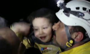 Bio pod ruševinama 30 sati: Pogledajte radost dječaka kada su ga izvukli spasioci VIDEO