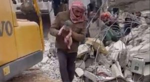 Srceparajuće scene: Majka pod ruševinama rodila dijete i umrla VIDEO