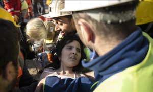 Čuda se i dalje dešavaju: Žena i dvoje djece spaseni nakon 228 sati provedenih pod ruševinama VIDEO