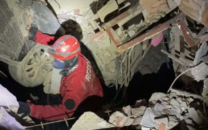 Spasioci iz Srpske kreću u akciju: Dobili signal da se ispod ruševina zgrade u Hataju nalazi živa osoba