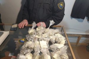 Službenici UIO u akciji: Oduzeto 4.500 tableta kamagre i 8,5 kg srebra