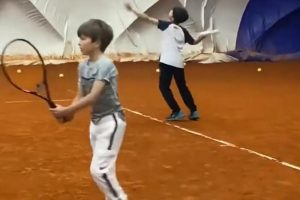 Nešto najslađe što ćete danas vidjeti: Mali Stefan igra tenis sa drugom, Nole prati svaki pokret sina VIDEO