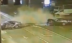 Objavljen snimak žestokog sudara: Oba auta katapultirana na suprotne strane ulice VIDEO