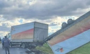 Za tren oka se našao u kanalu: Vjetar prevrnuo kamionsku prikolicu u Hrvatskoj VIDEO