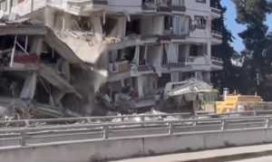 Turčin u zadnji čas izbjegao smrt: Iskočio s bagera kojeg je zatrpala zgrada VIDEO