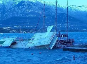 Bura potopila turistički brod kod Tivta