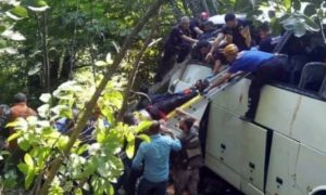 Autobus sletio sa puta i prevrnuo se: Poginulo osam ljudi, desetine povrijeđene