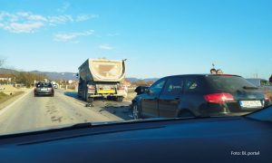 Neopreznost vozača: Audi se zabio u kamion na izlazu iz Prijedora