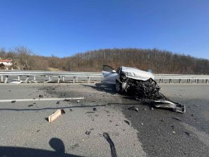Teška saobraćajka na auto-putu: Automobil izgubio kontrolu i udario u zaštitnu ogradu
