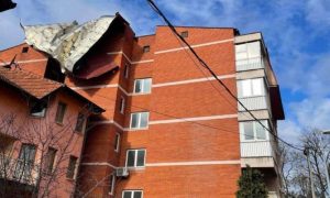Nevrijeme u Bijeljini: Vjetar obarao stabla i skinuo lim sa zgrade FOTO
