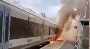 Putnici evakuisani: Voz tokom pristajanja u stanicu buknuo u plamen VIDEO