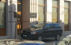 Vukanović ponovo napravio scenu u centru grada: Parkirao auto na ulazu u zgradu trebinjske administracije
