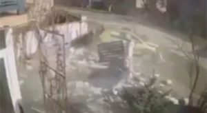 Stravičan snimak udesa: Autom raznio betonsku ogradu pa pobjegao sa lica mjesta VIDEO